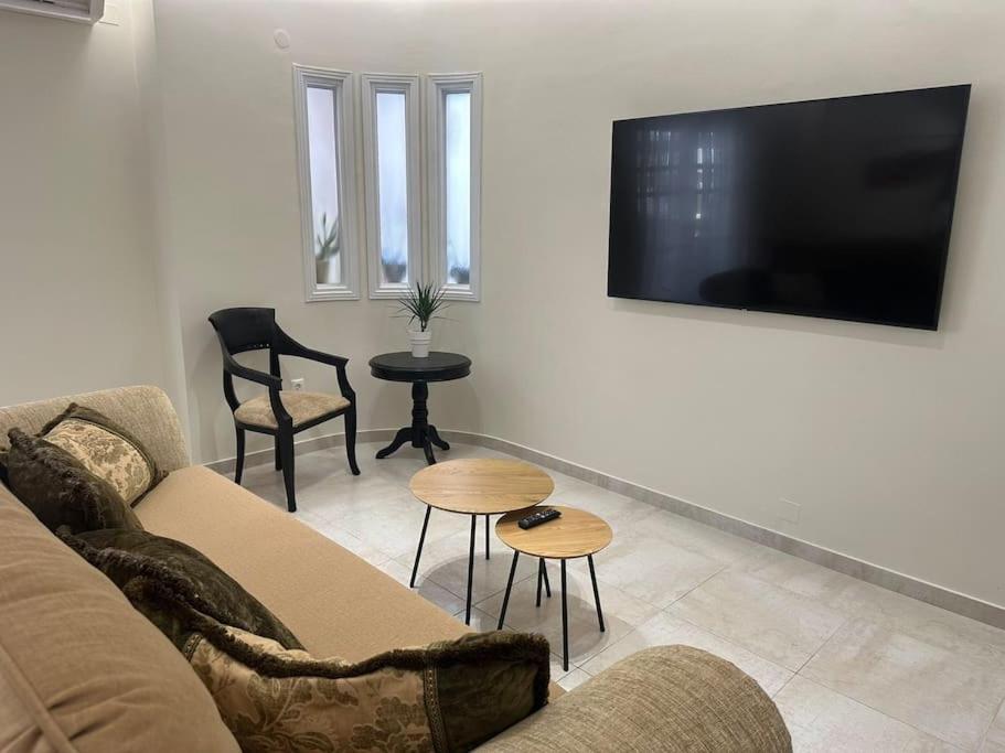 Eclectic Apartment Near Downtown Heraklion  Exterior photo